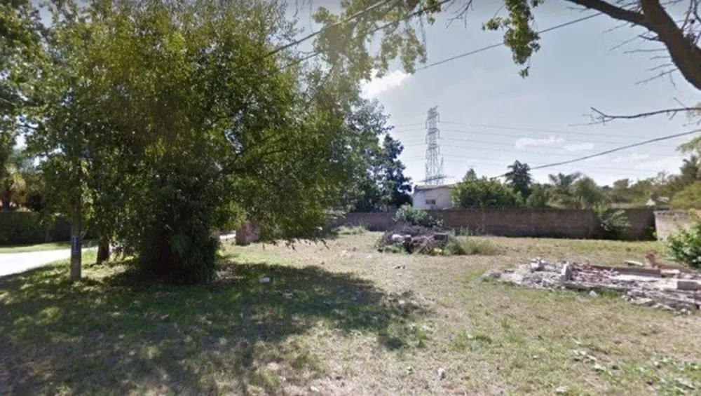 Hallaron a una mujer asesinada con una puñalada en el torso en un descampado