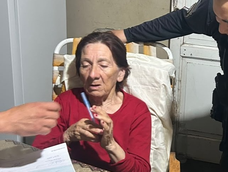 una abuela de 81 anos se atraganto con un saquito de yerba y fue salvada por policias