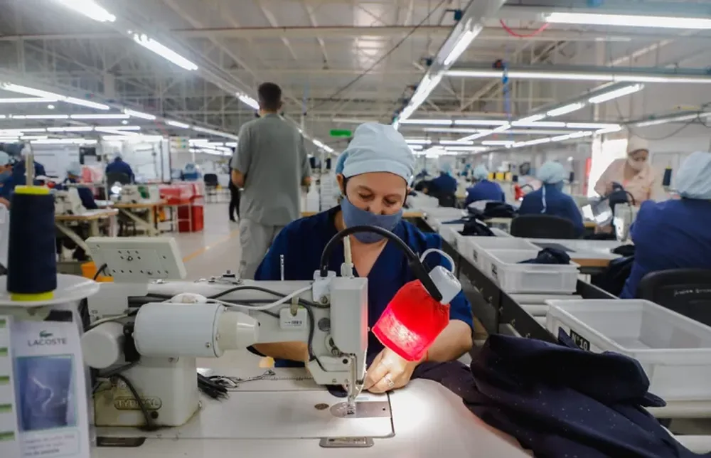 Lacoste confirmó que también confeccionará  ropa interior en su fábrica de San Juan