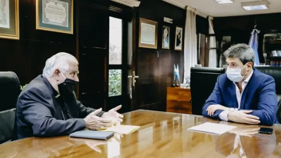Monseñor Lozano le presentó un protocolo a Uñac para volver a las celebraciones religiosas