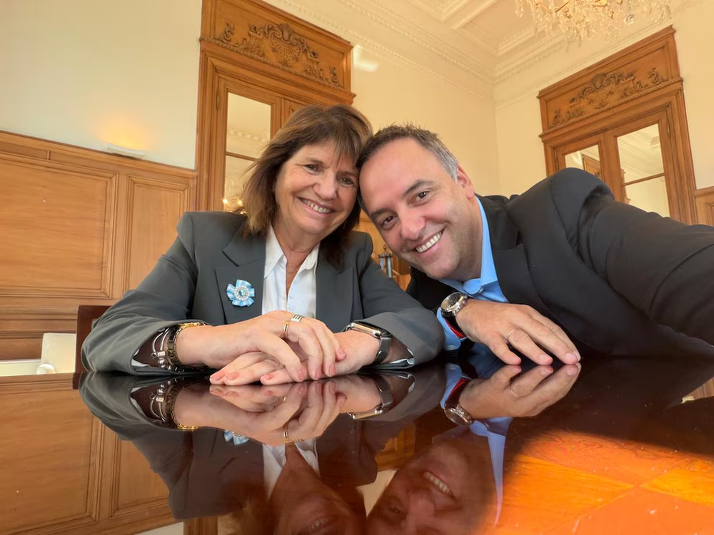 El jefe de Gabinete, Manuel Adorni, y la senadora de LLA, Patricia Bullrich.