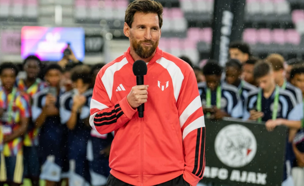 Messi tom&oacute; la palabra durante la presentaci&oacute;n de la Messi Cup 2026 en Miami, uno de los compromisos que marc&oacute; su agenda antes de la gala del Bal&oacute;n de Oro. Foto: @themessicup