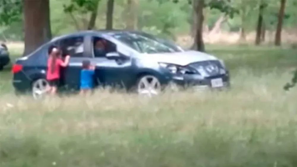 Detuvieron a una pareja que bajó a sus hijos del auto para poder tener sexo