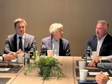 Rob McEwen, (centro) presidente de McEwen Copper, a cargo de proyecto Los Azules; Michael Meding, gerente general de Los Azules y Juan Pablo Perea, ministro de Minería de San Juan. Rob McEwen, (centro) presidente de McEwen Copper, a cargo de proyecto Los Azules; Michael Meding, gerente general de Los Azules y Juan Pablo Perea, ministro de Minería de San Juan.