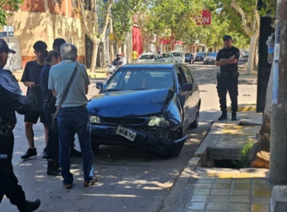 Aparatoso choque entre un auto y una camioneta en una esquina de Trinidad