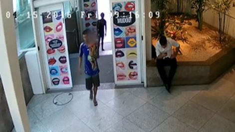 Padre abandonó a su hijo en un centro comercial de Brasil