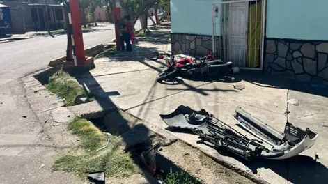 La moto Yamaha 250 cc quedó sobre la vereda tras el choque.