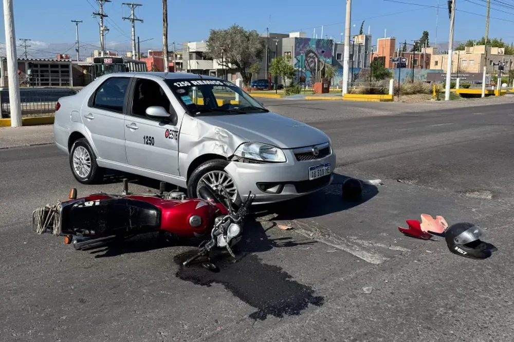 Dos heridos en un choque entre un auto y una moto en Rivadavia