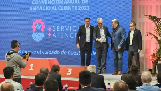 Señor González, concesionario oficial Toyota en San Juan, destacado con el primer premio en PosVenta por Toyota Argentina