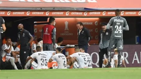 Escándalo en Santos por positivos de dos jugadores que estuvieron ante Boca