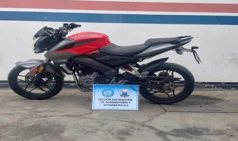 Hallaron una camioneta, un auto y dos motos que tenían pedido de secuestro por robo