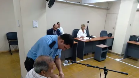 El padre de la chica con esquizofrenia, había recibido 22 años de cárcel, también por violarla.