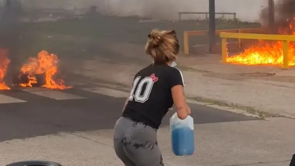Insólito: familiares de un preso asesinado se prendieron fuego accidentalmente al quemar neumáticos