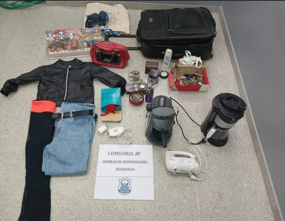 Recuperaron objetos de dudosa procedencia en La Bebida: una mujer huyó al ver a la Policía