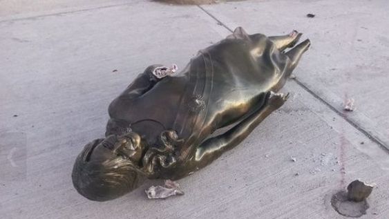 Atacaron y destruyeron una estatua de Cristina