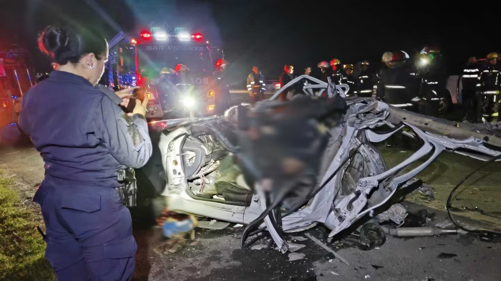 Murieron tres adultos y dos nenes en un violento choque en la ruta 6. Murieron tres adultos y dos nenes en un violento choque en la ruta 6.