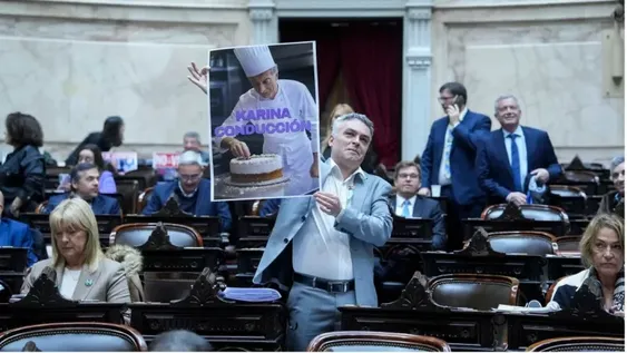 EN LA SESIÓN. el diputado socialista, Esteban Paulón, se burló del pacto PRO-LLA en la Ciudad con una foto de Mauricio Macri pastelero.