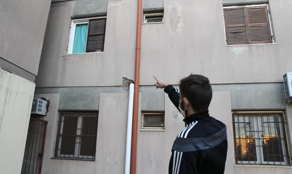 Entran por una ventana, la maltratan para robarle la jubilación y encima se le burlan