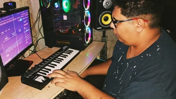 De Caucete al mundo: un productor sanjuanino creó música con IA y suma millones de reproducciones