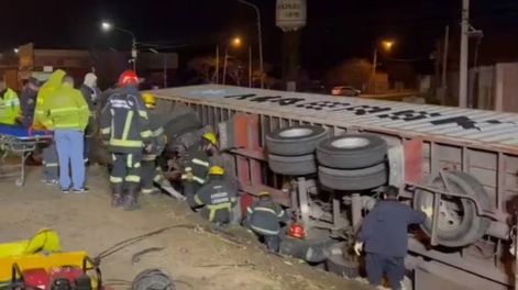 Un camión volcó y cayó sobre un auto donde había una familia: murió una niña de 9 años