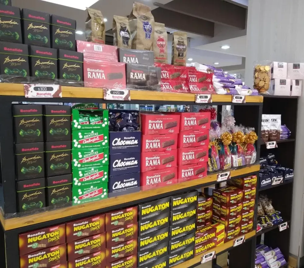 Un café sanjuanino convirtió sus sillas en góndolas para poder ofrecer sus productos