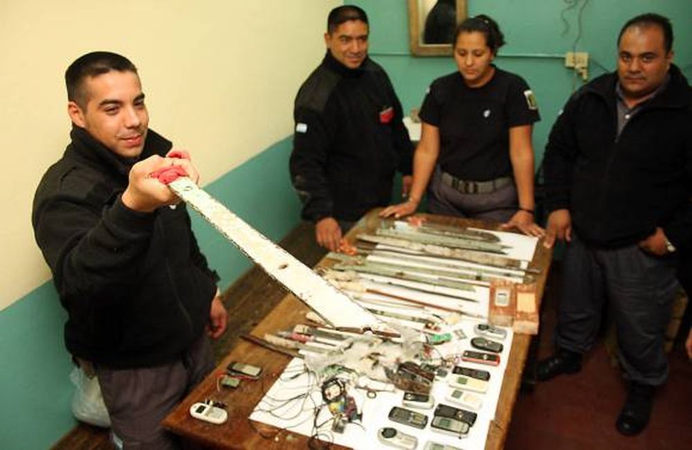 Hallan “puntas”, droga y 16 celulares en la cárcel