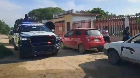 violencia en mexico: un grupo armado entro por la fuerza a una escuela secundaria y mato a un profesor a balazos