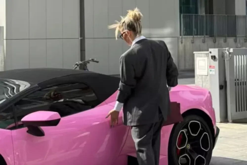 Wanda Nara llenó de grafitis su Lamborghini rosa para promocionar “Tóxica”