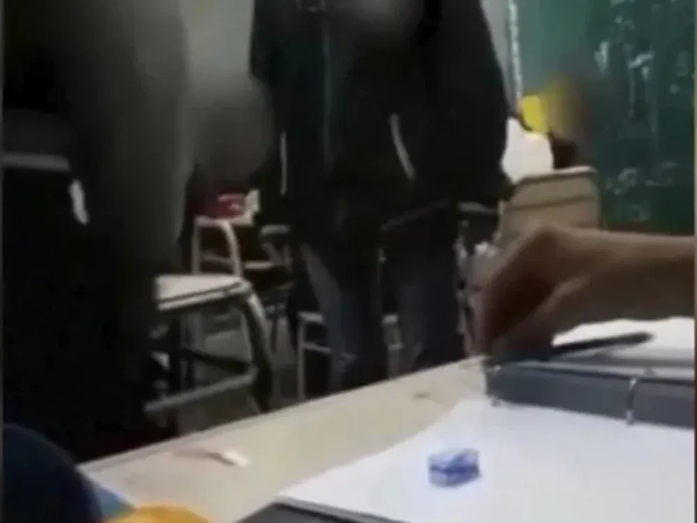[VIDEO] Violenta pelea entre una maestra y un alumno en el aula: “Pegale, pegale”