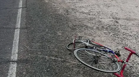 Pudo haber sido peor: un camión embistió a un ciclista, que terminó hospitalizado