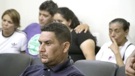 Ariel Omar Pérez (primer plano) el día en que le imputaron homicidio doblemente agravado. Atrás, familiares de la víctima.