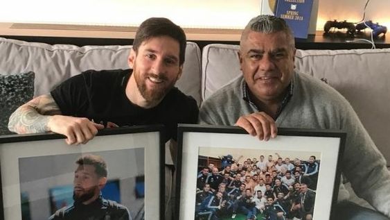 Charla, mates y regalos del Chiqui Tapia para Messi