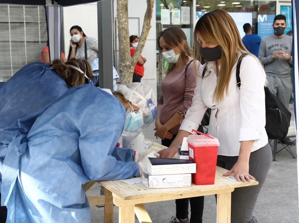 En lo que va del mes, por cada tres casos positivos hay un recuperado Covid