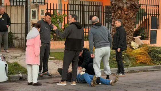impactante video: seis delincuentes balearon a un hombre cuando dejaba a su hija en la puerta de una escuela
