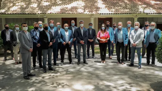 Uñac reunió a los 19 intendentes y habló de tres ejes: balance, vacunas y economía