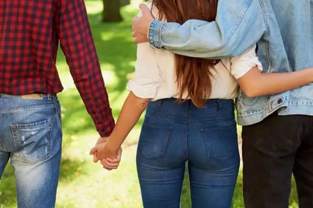 Jueza reconoció a una pareja poliamor y ordenó inscribir a su bebé con dos papás y una mamá
