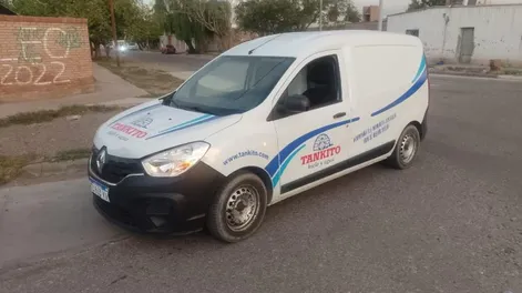 Dos hermanas cruzaban a pie una rotonda, fueron embestidas por un utilitario y terminaron en el hospital