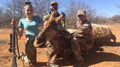 Indignación por fotos de una niña que caza animales y los muestra como trofeos