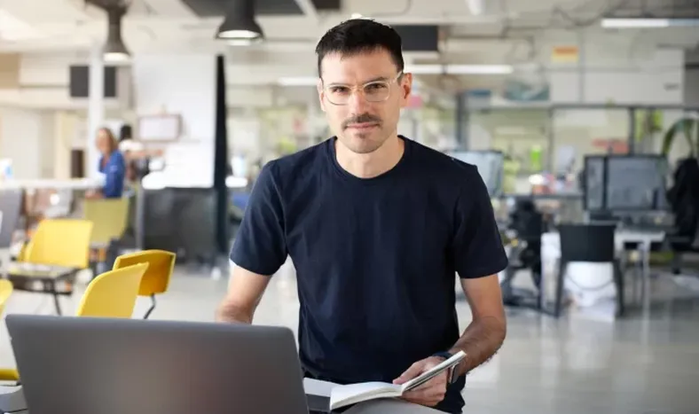 Por razones comerciales Luciano Godoy se mudó a Buenos Aires, pero mantiene la identidad local.