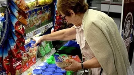 AFIP extendió por 6 meses el reintegro del 15% para compras con débito: a quiénes beneficia