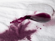 Mancha de vino tinto, terror para la ropa. Mancha de vino tinto, terror para la ropa.