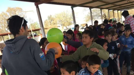 Impresionante movida para sacarles una sonrisa a más de 200 chicos