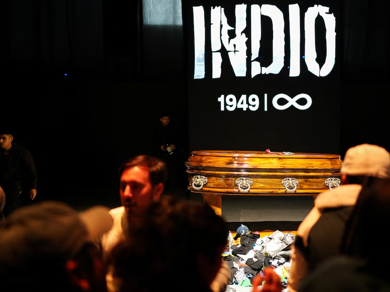 Miles de fanáticos despiden al Indio Solari en Avellaneda: vigilia, emoción y un operativo especial Miles de fanáticos despiden al Indio Solari en Avellaneda: vigilia, emoción y un operativo especial