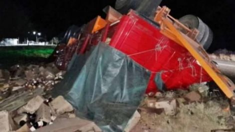 Volcó en Chepes un camión que venía con vino a San Juan
