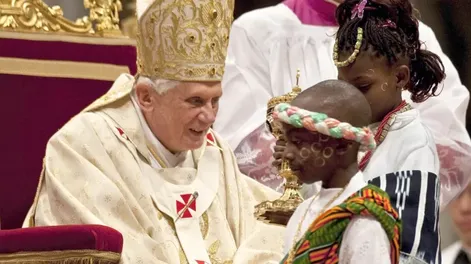 El Papa se cayó cuando una mujer se abalanzó sobre él