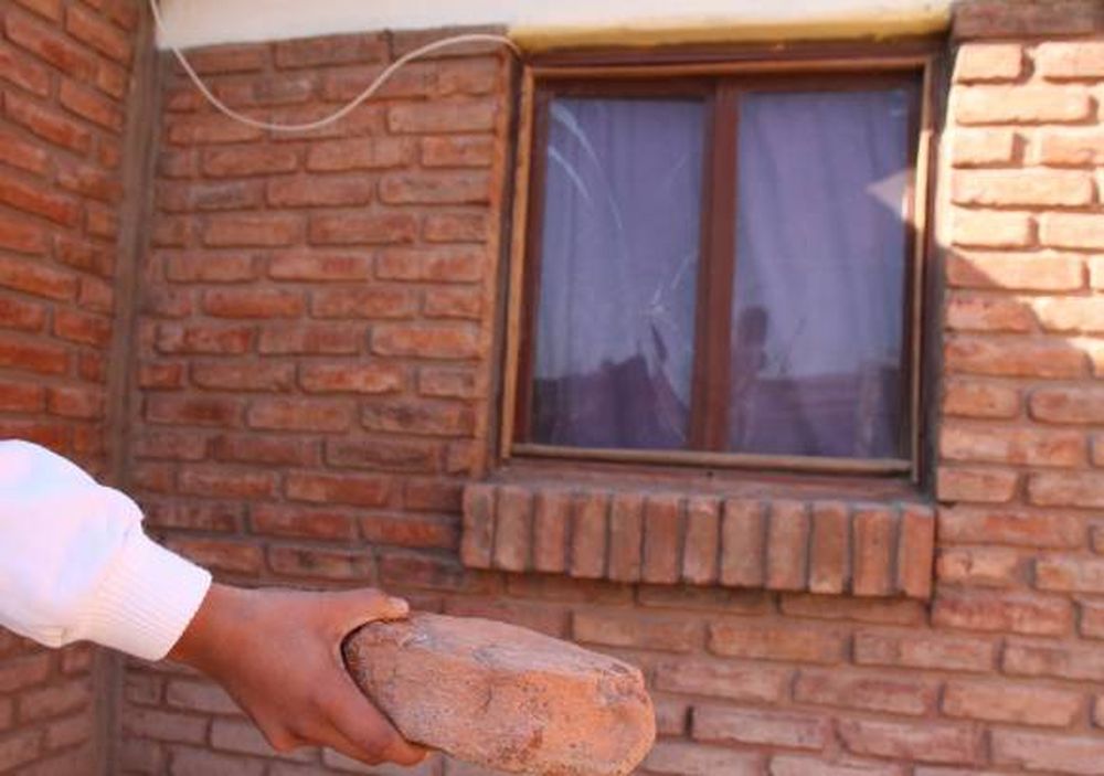 Violento cruce  dejó casas y un  micro dañados