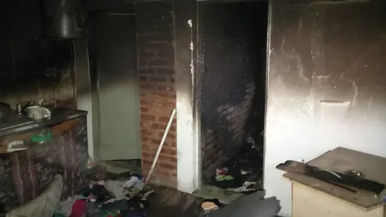 Denunció que su expareja la sorprendió, la ató, la golpeó salvajemente e incendió su casa