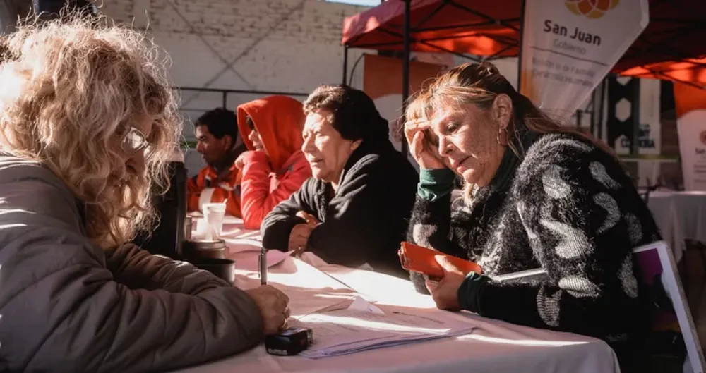Oportunidad. En los Operativos Integrales, las personas mayores aprenden cómo y dónde denunciar el maltrato.