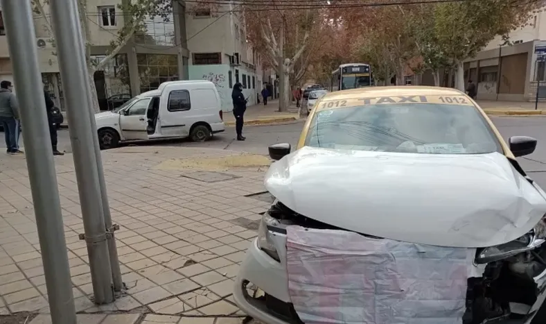 Choque y vuelco en una esquina complicada del microcentro