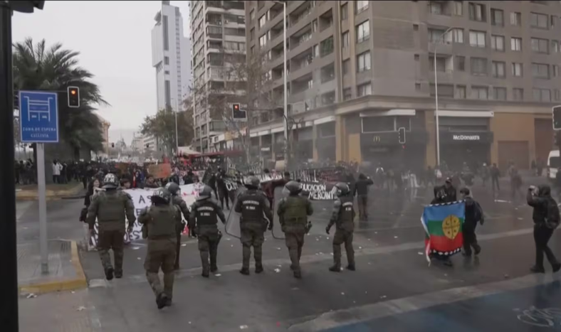 Marcha universitaria contra el gobierno de Antonio Kast en Chile: estudiantes se enfrentaron con la policía